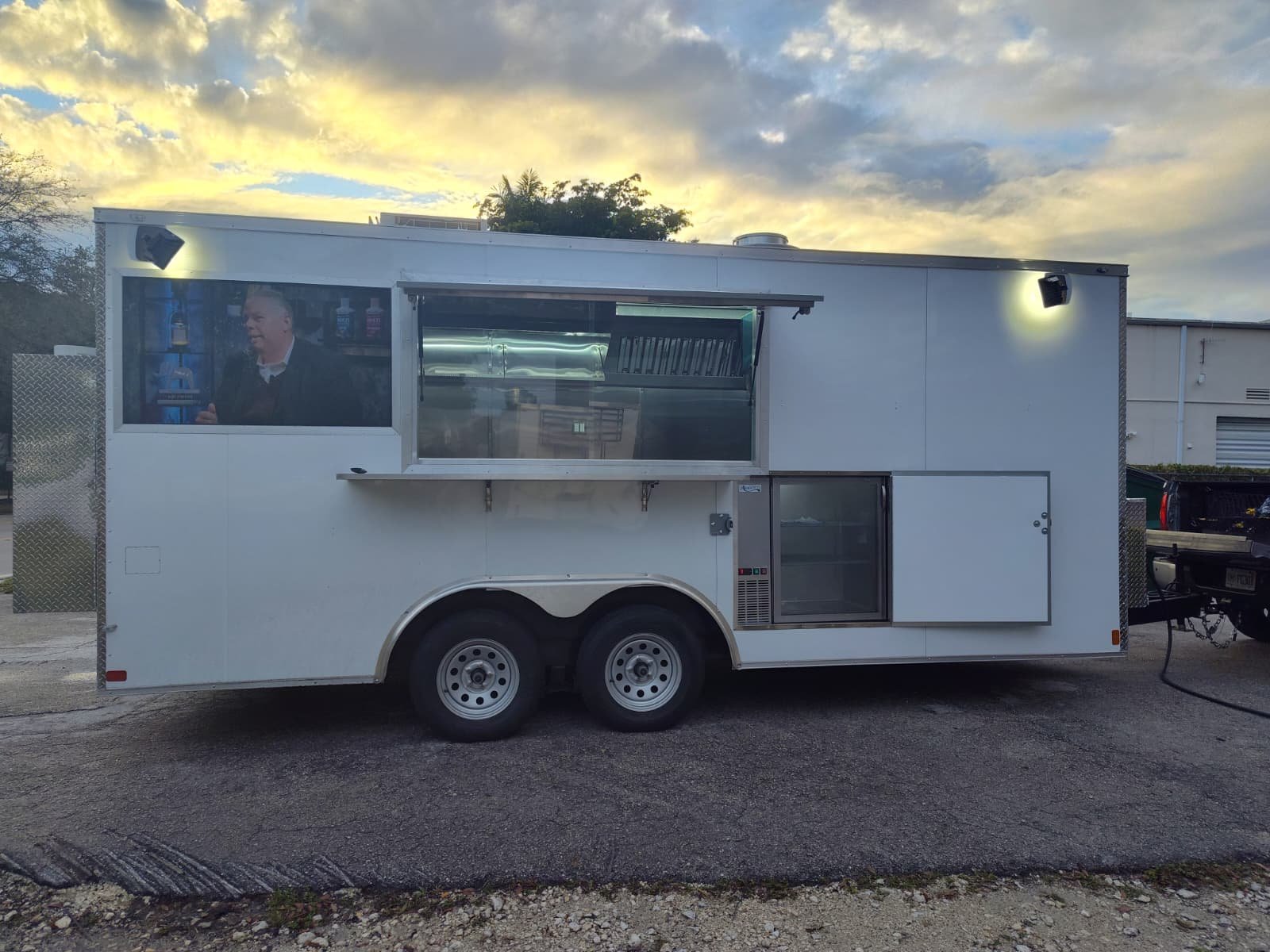 Food Truck de 18 pies 2026 — vista lateral