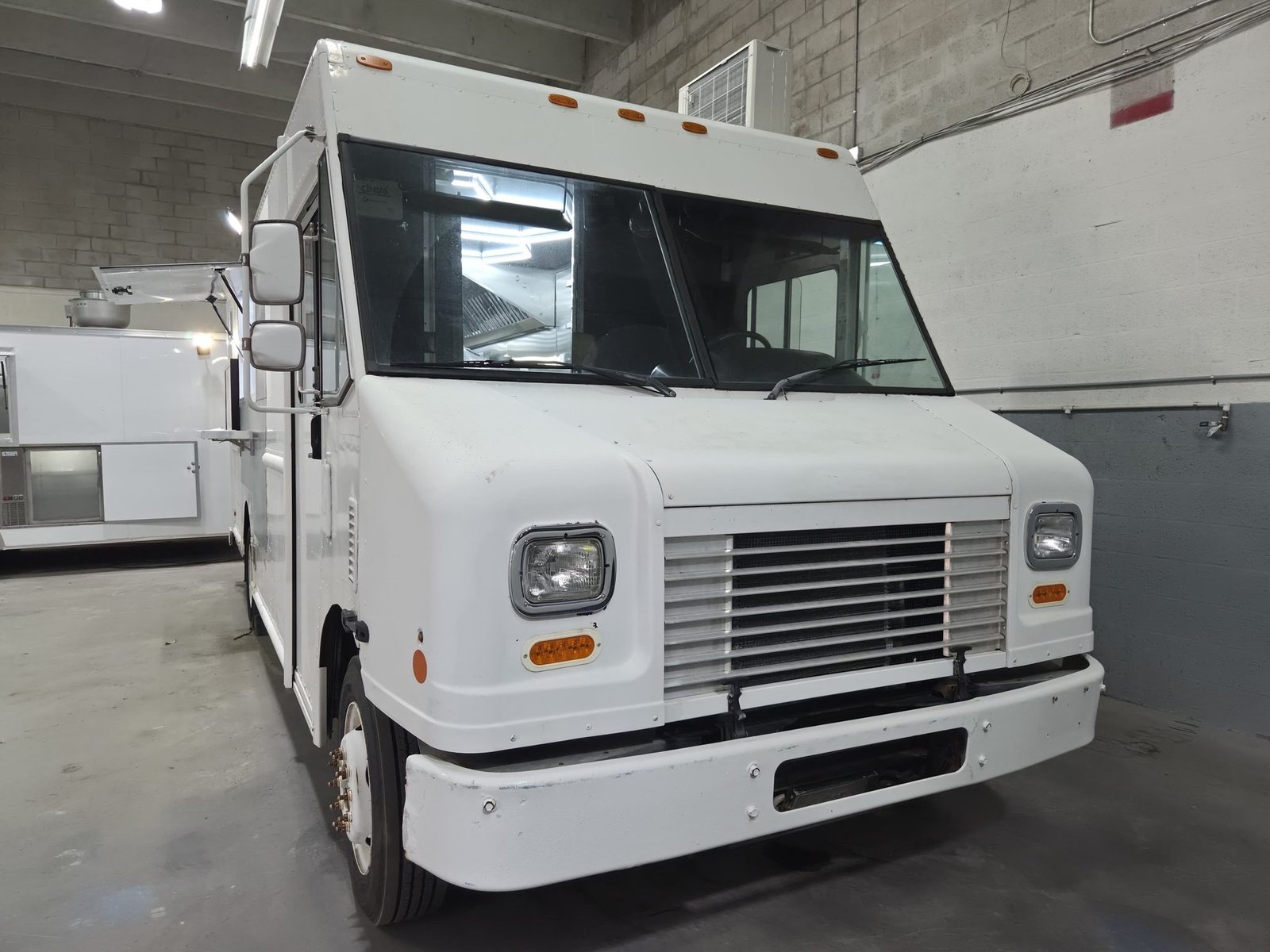 Food Truck de 18 pies blanco, visto de frente
